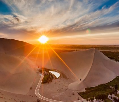 青海西寧+敦煌+張掖+青海湖+莫高窟+茶卡鹽湖+翡翠湖+門(mén)源百里油菜花海9日8晚私家團(tuán)